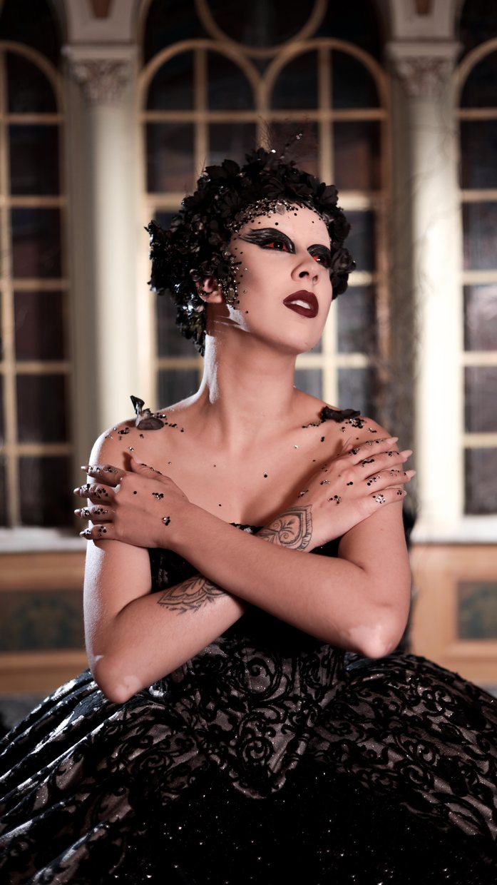 Modelo com maquiagem de cisne negro e vestido de renda preta