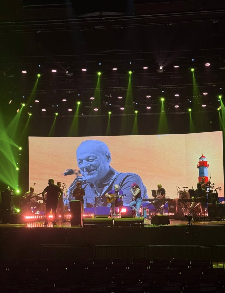 Palco da turnê de Toquinho com telão de LED e luzes verdes