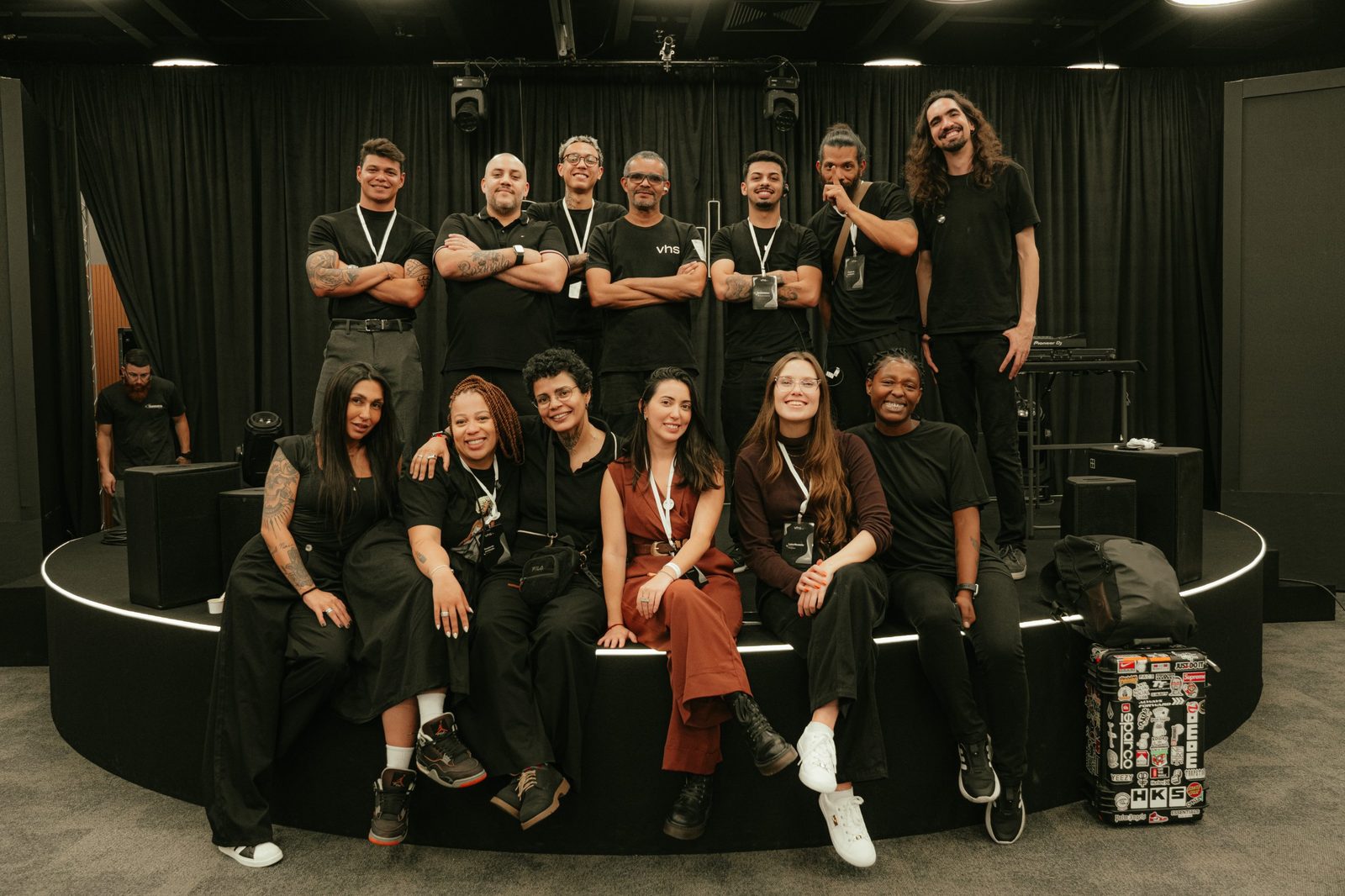 Equipe da VHS Multimídia reunida em um palco