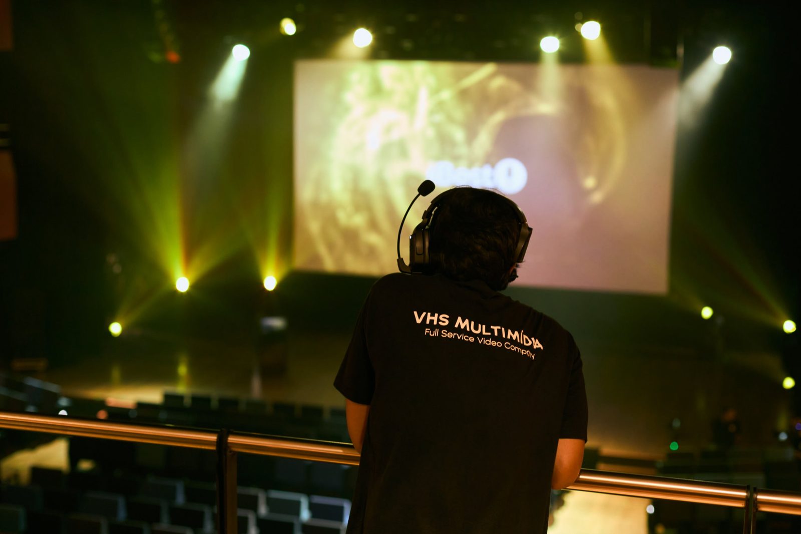 Operador da VHS acompanhando um evento do mezanino